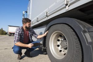Importance de la maintenance préventive des pneus de poids lourds